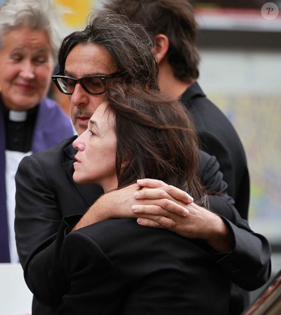 Yvan Attal et Charlotte Gainsbourg à la sorties des obsèques de Jane Birkin en l'église Saint-Roch à Paris, le 24 juillet 2023.

© Jonathan Rebboah / Panoramic / Bestimage