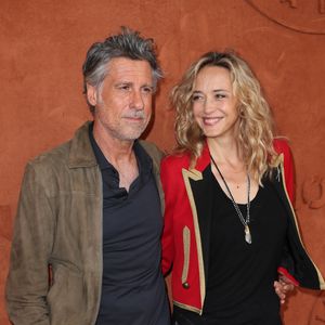 Il s'agit d'Hélène de Fougerolles
Hélène de Fougerolles et son ex-compagnon Marc Simoncini au village lors des internationaux de tennis de Roland Garros à Paris le 8 juin 2018.
© Cyril Moreau / Bestimage