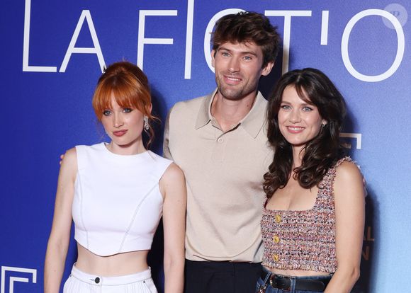 Claire Romain, Victor Meutelet et Alice Dufour lors du photocall du film "Montmartre'" lors du Festival de la Fiction de la Rochelle le 18 Septembre 2025.

© Denis Guignebourg/Bestimage