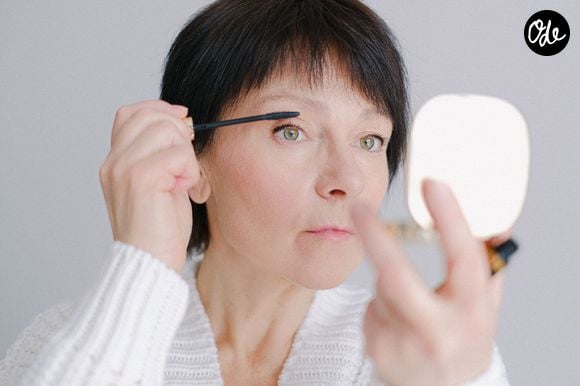 Le choix de nuances neutres et de textures fondantes permet de sculpter les yeux tout en apportant un effet liftant naturel.
