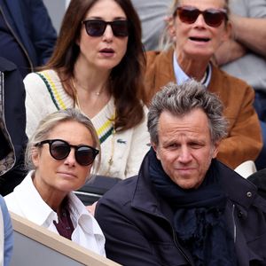 Anne-Sophie Lapix et son mari Arthur Sadoun dans les tribunes des Internationaux de France de tennis de Roland Garros 2024 à Paris, France, le 2 juin 2024. © Jacovides-Moreau/Bestimage