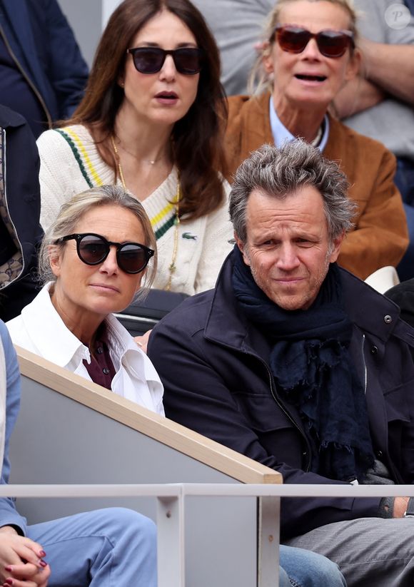 Anne-Sophie Lapix et son mari Arthur Sadoun dans les tribunes des Internationaux de France de tennis de Roland Garros 2024 à Paris, France, le 2 juin 2024. © Jacovides-Moreau/Bestimage