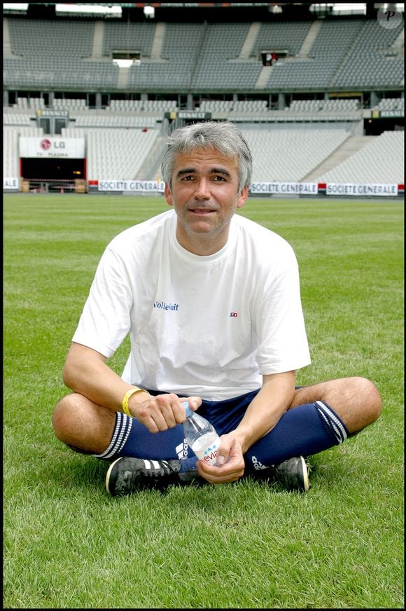 Archives - Le 4 juin 2003 Pascal Praud au match de football opposant : des personnalités du monde littéraire à des stars de TF1 au stade de France (St Denis 93 ) Guillaume Gaffiot/Bestimage