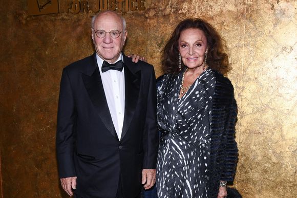 "C'est vraiment le miracle de ma vie" a ajouté celui qui affirme avoir connu plusieurs hommes mais qu'une seule femme dans son existence.

Barry Diller et Diane von Furstenberg marchant sur le tapis rouge lors de l'événement de la Fondation Clooney pour la justice honorant les courageux défenseurs de la justice à The Albies, organisé par Amal et George Clooney et le président de la Fondation Ford, Darren Walker tenu à la New York Public Library le 28 septembre 2023 à New York City, NY, USA. Photo by Anthony Behar/SPUS/ABACAPRESS.COM