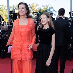 Carole Bouquet et sa petite-fille Darya Rassam - Montée des marches du film " Le comte de Monte-Cristo " lors du 77ème Festival International du Film de Cannes, au Palais des Festivals à Cannes. Le 22 mai 2024
© Olivier Borde / Bestimage