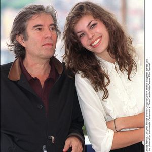 Le réalisateur français Jacques Doillon et sa fille l'actrice Lou Doillon posent pour les photographes lors du photocall de leur film Carrement a l'Ouest au 54ème Festival de Cannes. Cannes-France, 12/5/2001. © Hahn-Khayat/ABACA