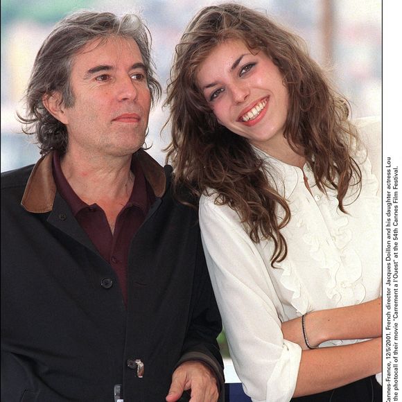 Le réalisateur français Jacques Doillon et sa fille l'actrice Lou Doillon posent pour les photographes lors du photocall de leur film Carrement a l'Ouest au 54ème Festival de Cannes. Cannes-France, 12/5/2001. © Hahn-Khayat/ABACA