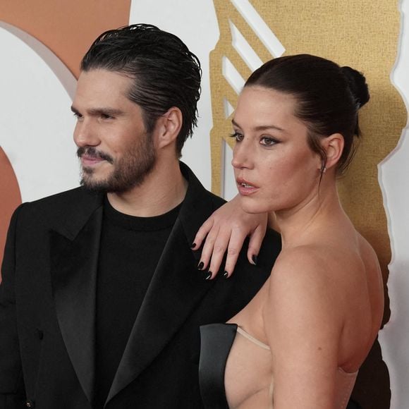 Il est jeune, beau, talentueux et charismatique... François Civil coche énormément de cases et fait ainsi fondre le cœur de nombreuses admiratrices. Adèle Exarchopoulos en a parfaitement conscience...

Adele Exarchopoulos et François Civil arrivent à la cérémonie des César du cinéma à l'Olympia  à Paris, France.  Photo by Laurent Lairys/ABACAPRESS.COM