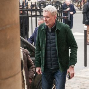 Denis Brogniart ne portait pas de noir, comme aucun invité à la demande de la famille

Denis Brogniart assistant à la cérémonie d'enterrement de Jean-Luc Petitrenaud à l'église Saint-Pierre du Gros Caillou dans le 7e arrondissement de Paris, France, le 17 janvier 2025. Jean-Luc Petitrenaud, critique gastronomique et personnalité de la télévision française, est décédé le 10 janvier à l'âge de 74 ans. Photo par Nasser Berzane/ABACAPRESS.COM