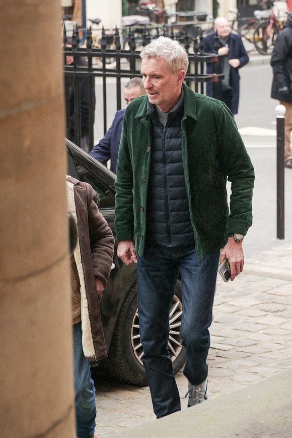 Denis Brogniart ne portait pas de noir, comme aucun invité à la demande de la famille

Denis Brogniart assistant à la cérémonie d'enterrement de Jean-Luc Petitrenaud à l'église Saint-Pierre du Gros Caillou dans le 7e arrondissement de Paris, France, le 17 janvier 2025. Jean-Luc Petitrenaud, critique gastronomique et personnalité de la télévision française, est décédé le 10 janvier à l'âge de 74 ans. Photo par Nasser Berzane/ABACAPRESS.COM