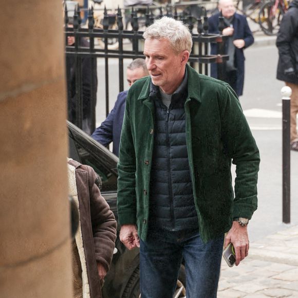Denis Brogniart ne portait pas de noir, comme aucun invité à la demande de la famille

Denis Brogniart assistant à la cérémonie d'enterrement de Jean-Luc Petitrenaud à l'église Saint-Pierre du Gros Caillou dans le 7e arrondissement de Paris, France, le 17 janvier 2025. Jean-Luc Petitrenaud, critique gastronomique et personnalité de la télévision française, est décédé le 10 janvier à l'âge de 74 ans. Photo par Nasser Berzane/ABACAPRESS.COM