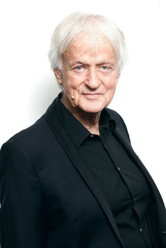 l'ami de Hugues Aufray, Dave, a pris la défense du couple. 

Le chanteur Dave - Backstage - Enregistrement de l'émission "100% Logique", présentée par C.Féraud et diffusée le 2 décembre sur France 2
© Christophe Clovis / Bestimage