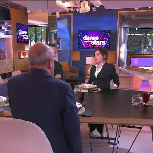 Tina Arena raconte son expérience inattendue dans "Danse avec les stars" sur le plateau de "C à vous" (France 5), le lundi 9 juin 2025