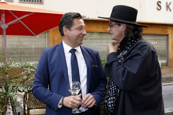 Marc Veyrat - Laurent Gerra reçoit les insignes de Chevalier dans l’ordre du Mérite Agricole des mains de Monsieur Georges Blanc, chef triplement étoilé, au Restaurant Léon de Lyon à Lyon, France, le 3 septembre 2023. © Pascal Fayolle/Bestimage