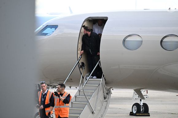 Neuf ans après les faits, le procès des dix suspects s’est ouvert à Paris le 28 avril 2025.
Parmi eux, une femme et plusieurs hommes surnommés les "papys braqueurs" en raison de leur âge.

Arrivée sous très haute protection de Kim Kardashian à l'aéroport du Bourget la veille de son audition au procès de la rue tronchet des "Papys braqueurs" de Kim Kardashian à Paris le 12 mai 2025. @Agence / Bestimage