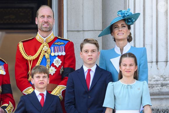 Le prince William, prince de Galles,Le prince Louis de Galles, Le prince George de Galles, Catherine (Kate) Middleton, princesse de Galles, La princesse Charlotte de Galles, - Les membres de la famille royale britannique au balcon de Buckingham Palace lors de la cérémonie Trooping the Colour à Londres, le 14 juin 2025. Affecté par le crash du Boeing 787 Dreamliner à Ahmedabad du 12 juin, le souverain et les officiels porteront un brassard noir en hommage aux plus de 270 victimes. Bon nombre d'elles étaient des ressortissants britanniques. Zuma Press/Bestimage