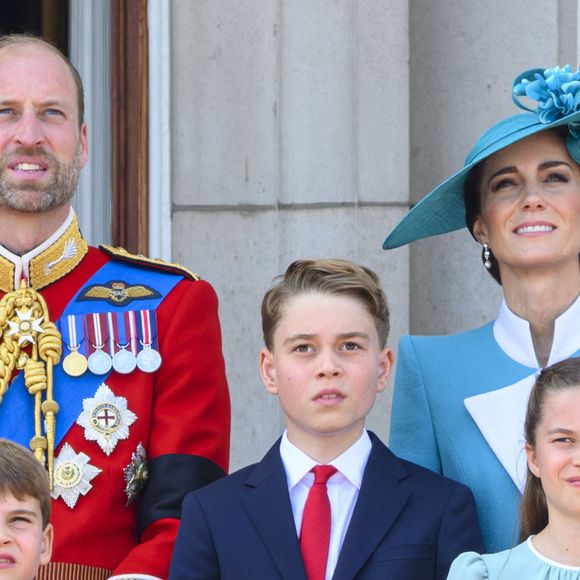 Le prince William, prince de Galles,Le prince Louis de Galles, Le prince George de Galles, Catherine (Kate) Middleton, princesse de Galles, La princesse Charlotte de Galles, - Les membres de la famille royale britannique au balcon de Buckingham Palace lors de la cérémonie Trooping the Colour à Londres, le 14 juin 2025. Affecté par le crash du Boeing 787 Dreamliner à Ahmedabad du 12 juin, le souverain et les officiels porteront un brassard noir en hommage aux plus de 270 victimes. Bon nombre d'elles étaient des ressortissants britanniques. Zuma Press/Bestimage