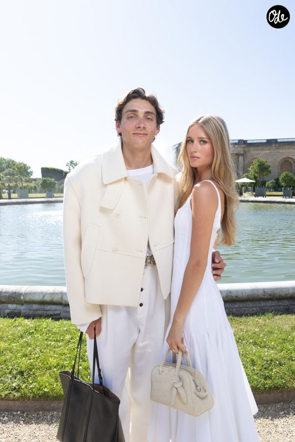 Le couple est ensemble depuis sa rencontre lors de la fête suédoise de Midsommar en 2020.

Armand Duplantis et sa compagne Desiré lors du défilé Jacquemus collection Printemps-Été 2026 dans l'orangerie du Château de Versailles le 29 juin 2025.

© Tiziano Da Silva / Bestimage