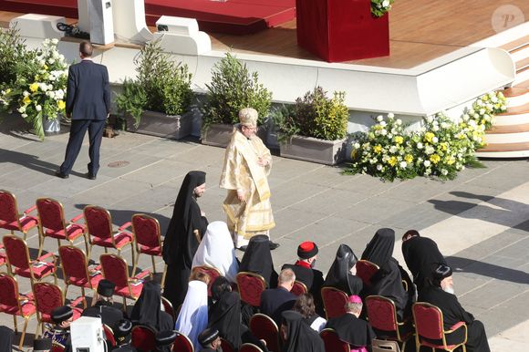 Les dirigeants et les têtes couronnées, venus du monde entier, s'apprêtent à assister aux funérailles du pape François sur la place Saint-Pierre au Vatican à Rome, le 26 avril 2025.