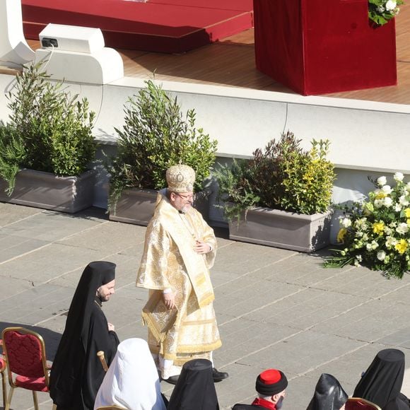 Les dirigeants et les têtes couronnées, venus du monde entier, s'apprêtent à assister aux funérailles du pape François sur la place Saint-Pierre au Vatican à Rome, le 26 avril 2025.