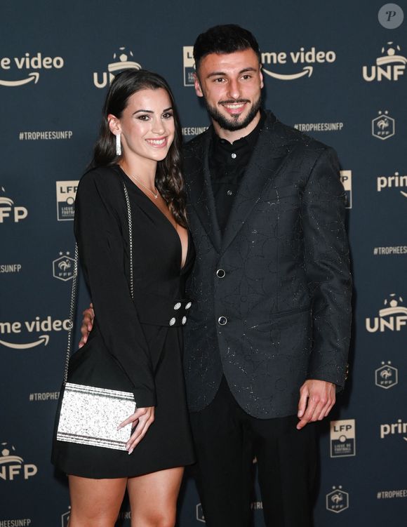La femme du footballeur portait un superbe manteau en fourrure blanc, assorti à sa tenue

Jonathan Clauss et sa compagne Pauline - Photocall de la cérémonie des Trophées UNFP 2022 au Pavillon Gabriel à Paris le 15 mai 2022. © Coadic Guirec/Bestimage