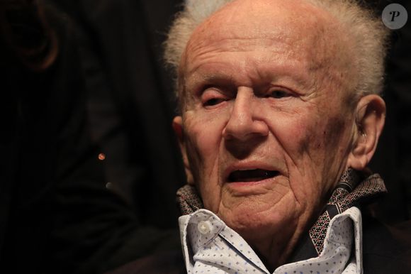 Semi-Exclusif - Philipe Bouvard assiste à la projection du documentaire "Les Mille et une vies de Philippe Bouvard" (Paris Première) au théâtre de la Croisette à Cannes, le 30 novembre 2024. Le journaliste affaibli, 95 ans le 6 décembre 2024, est monté sur scène pour prononcer quelques mots, aux côtés de D.Lisnard, maire de Cannes, devant l'assistance, composée notamment de C.Viguier. Le public a ovationné celui qui a présenté l'émission à succès "Les Grosses Têtes" pendant 37 ans. Ce documentaire de F.Gardel, composé de nombreuses archives personnelles, sera diffusé sur Paris Première en janvier 2025, au moment même où  Philippe Bouvard prendra officiellement sa retraite.
