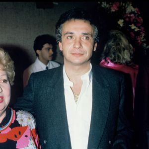 Archives - Michel Sardou dans les loges avec sa mère Jackie, lors de son concert au Palais des congrès à Paris, en 1988. RINDOFF-PATERSON / BESTIMAGE