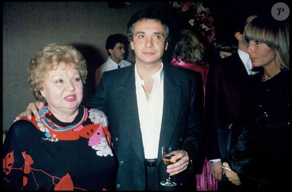 Archives - Michel Sardou dans les loges avec sa mère Jackie, lors de son concert au Palais des congrès à Paris, en 1988. RINDOFF-PATERSON / BESTIMAGE