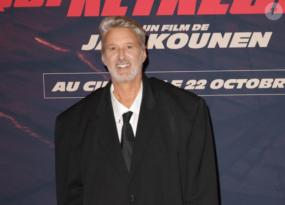 Jules, discret et pudique, préfère rester en retrait et se destine à réaliser des documentaires sur l’environnement.

Antoine de Caunes - Avant-première du film "L'Homme qui rétrécit" au cinéma le Grand Rex à Paris le 6 octobre 2025. © Coadic Guirec/Bestimage