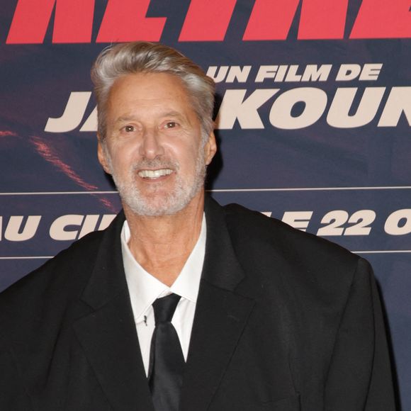 Jules, discret et pudique, préfère rester en retrait et se destine à réaliser des documentaires sur l’environnement.

Antoine de Caunes - Avant-première du film "L'Homme qui rétrécit" au cinéma le Grand Rex à Paris le 6 octobre 2025. © Coadic Guirec/Bestimage