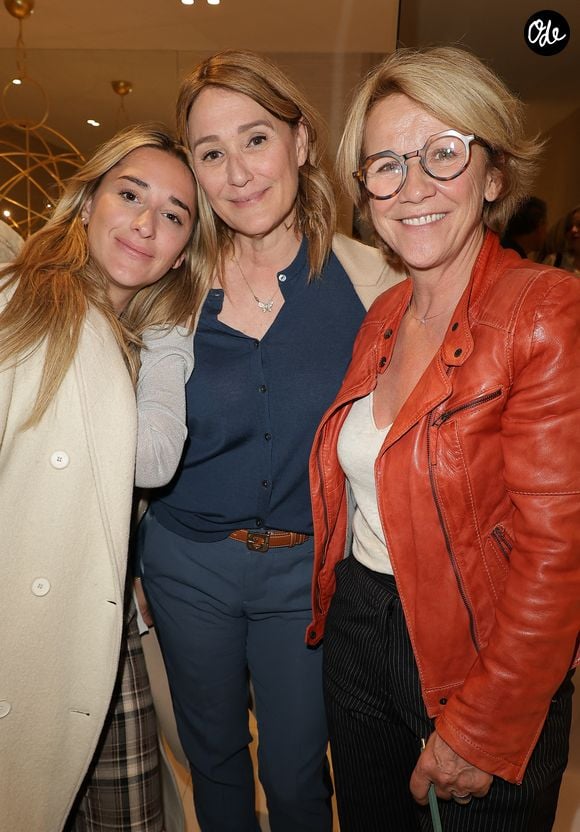 Exclusif - Carla Ghebali et sa mère Daniela Lumbroso et Ariane Massenet - Dédicace du livre "Mères Filles" à la boutique Apostrophe à Paris le 16 avril 2026. © Coadic Guirec/Bestimage