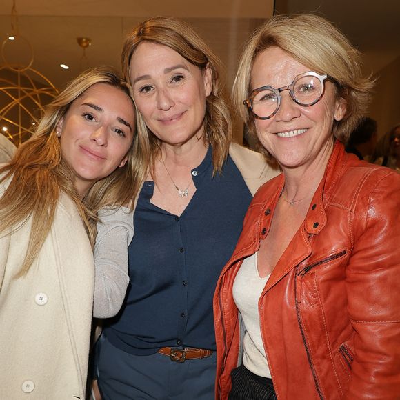 Exclusif - Carla Ghebali et sa mère Daniela Lumbroso et Ariane Massenet - Dédicace du livre "Mères Filles" à la boutique Apostrophe à Paris le 16 avril 2026. © Coadic Guirec/Bestimage