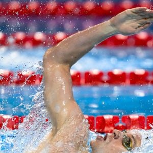 Les caméras ont suivi le nageur pendant un an, entre ses études d’ingénieur et ses entraînements intensifs.

Léon Marchand remporte le 200 m quatre nages lors du 22e Championnat du monde de natation à Singapour. Il s'agit de son 6e titre de champion du monde.
Psnewz/Bestimage