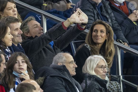 "On s'est rencontrés, on avait déjà tous les deux, je ne dirais pas un certain âge, mais moi j'étais proche de la quarantaine et lui de la cinquantaine"

Anne-Claire Coudray et son compagnon Nicolas Vix dans les tribunes lors du match de football de qualification pour la Coupe du monde 2022 entre la France et le Kazakhstan au stade Parc des Princes à Paris, France, le 13 novembre 2021. La France a gagné 8-0. Cyril Moreau/Bestimage