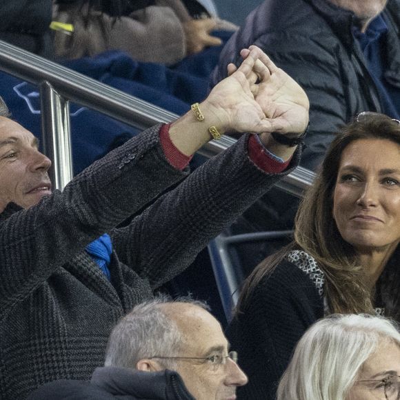 "On s'est rencontrés, on avait déjà tous les deux, je ne dirais pas un certain âge, mais moi j'étais proche de la quarantaine et lui de la cinquantaine"

Anne-Claire Coudray et son compagnon Nicolas Vix dans les tribunes lors du match de football de qualification pour la Coupe du monde 2022 entre la France et le Kazakhstan au stade Parc des Princes à Paris, France, le 13 novembre 2021. La France a gagné 8-0. Cyril Moreau/Bestimage