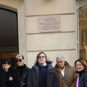 Étienne Daho, Thomas Dutronc, Jean-Marie Périer et Delphine Bürkli (maire du 9ème arrondissement de Paris) - Dévoilement d'une plaque commémorative en hommage à Françoise Hardy (veille de ce qui aurait été le 82ème anniversaire) apposée sur la façade du 24 rue d'Aumale à Paris, France, le 16 janvier 2026, où la chanteuse a vécu son enfance et son adolescence jusqu'à ses premiers succès. En présence des élèves du département théâtre et jazz du Conservatoire municipal Nadia et Lili Boulanger. © Coadic Guirec/Bestimage