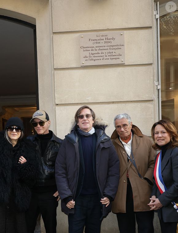 Étienne Daho, Thomas Dutronc, Jean-Marie Périer et Delphine Bürkli (maire du 9ème arrondissement de Paris) - Dévoilement d'une plaque commémorative en hommage à Françoise Hardy (veille de ce qui aurait été le 82ème anniversaire) apposée sur la façade du 24 rue d'Aumale à Paris, France, le 16 janvier 2026, où la chanteuse a vécu son enfance et son adolescence jusqu'à ses premiers succès. En présence des élèves du département théâtre et jazz du Conservatoire municipal Nadia et Lili Boulanger. © Coadic Guirec/Bestimage