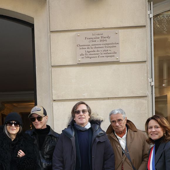Étienne Daho, Thomas Dutronc, Jean-Marie Périer et Delphine Bürkli (maire du 9ème arrondissement de Paris) - Dévoilement d'une plaque commémorative en hommage à Françoise Hardy (veille de ce qui aurait été le 82ème anniversaire) apposée sur la façade du 24 rue d'Aumale à Paris, France, le 16 janvier 2026, où la chanteuse a vécu son enfance et son adolescence jusqu'à ses premiers succès. En présence des élèves du département théâtre et jazz du Conservatoire municipal Nadia et Lili Boulanger. © Coadic Guirec/Bestimage