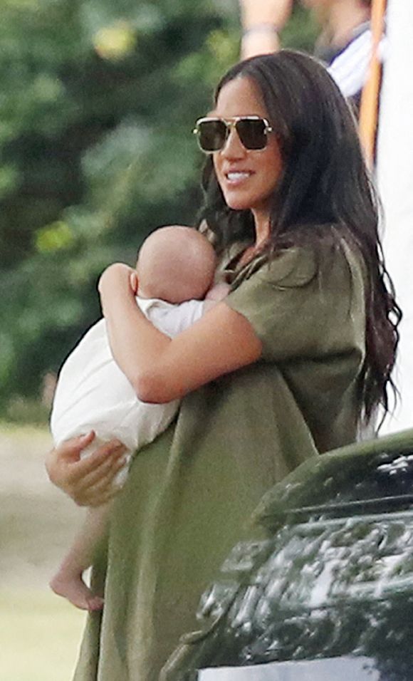 Meghan Markle, duchesse de Sussex, tenant son fils Archie alors qu'elle et son mari assistent au King Power Royal Charity Polo Day au Billingbear Polo Club, Wokingham, Berkshire. 10/7/2019 © Andrew Matthews/PA Wire