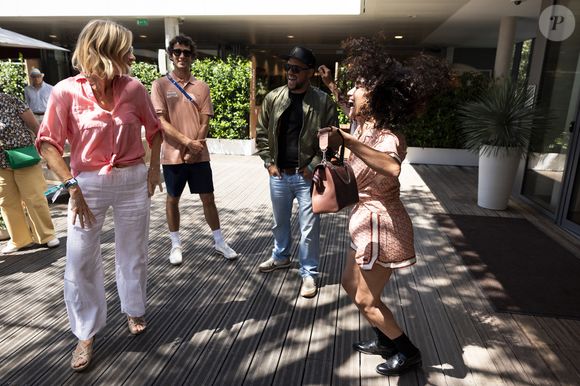 Sabrina Ouazani et Michèle Laroque au village lors des Internationaux de France de Tennis de Roland Garros 2025. Paris, le 30 mai 2025. 
© Moreau / Jacovides / Bestimage