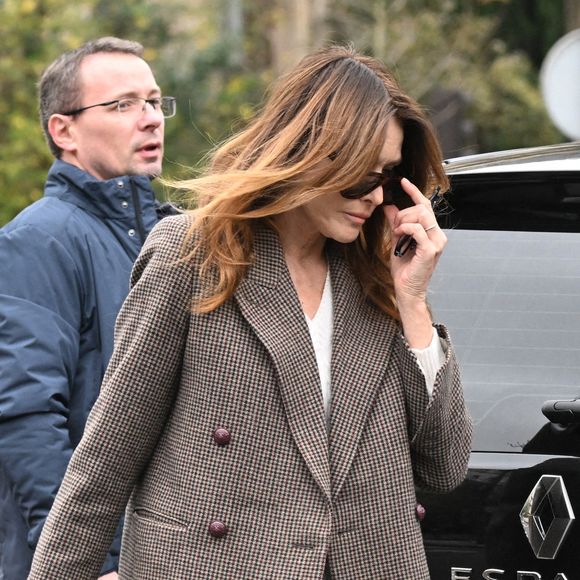 Nicolas Sarkozy et sa femme Carla Bruni vont déjeuner au restaurant Le Flandrin à Paris le lendemain de la sortie de prison de l'ancien président le 11 novembre 2025. Photo par Agence / Bestimage