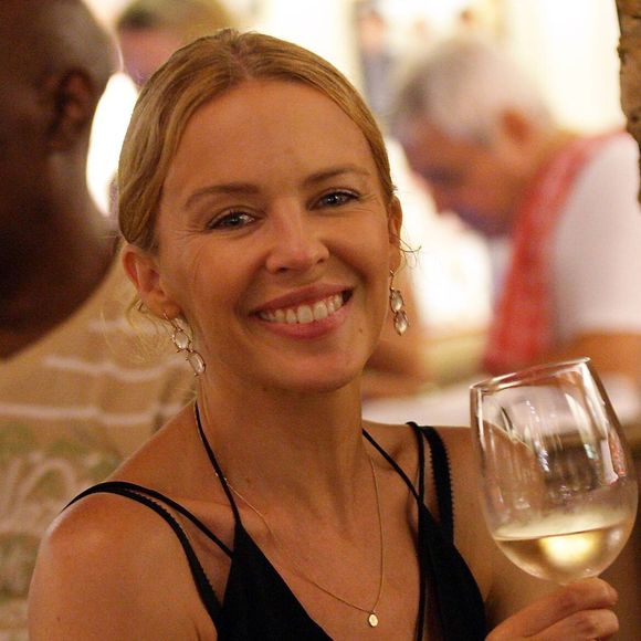 Exclusif - Kylie Minogue est allée dîner au restaurant Michelangelo à Antibes, le 5 juillet 2015. Elle pose avec Mamo, le patron du restaurant. Patrick Clemente / Nice Matin / Bestimage