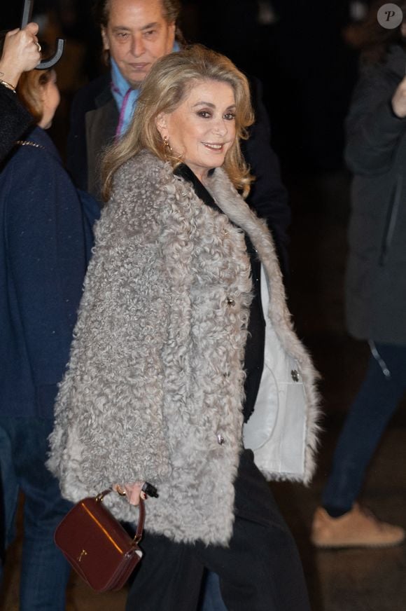 Catherine Deneuve est arrivée au défilé AMI Paris Menswear Fall/Winter 2026-2027 dans le cadre de la semaine de la mode à Paris le 21 janvier 2026 à Paris, France. Photo by Nasser Berzane/ABACAPRESS.COM