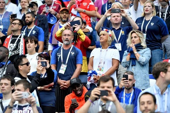 Elle est sa grande soeur et sa conseillère.

Alain Griezmann, Isabelle Griezmann, Maud Griezmann (à gauche) et Erika Choperena assistent au match des 8e de finale de la Coupe du monde entre la France et l'Uruguay, le 6 juillet 2018 à Nijni Novgorod, en Russie. Photo Lionel Hahn/ABACAPRESS.COM