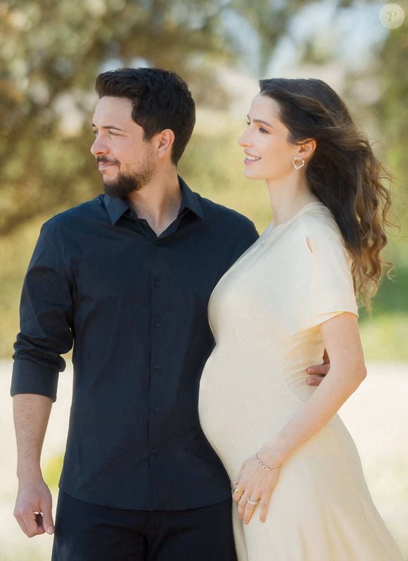 D'adorables images la montrant en compagnie du prince et de son épouse ont été dévoilées.

Le prince Hussein ben Abdallah de Jordanie et la princesse Rajwa Al Saif (enceinte) lors d'un rendez-vous pour les 30 ans du prince le 15 mai 2024.
© Dana Press / Bestimage