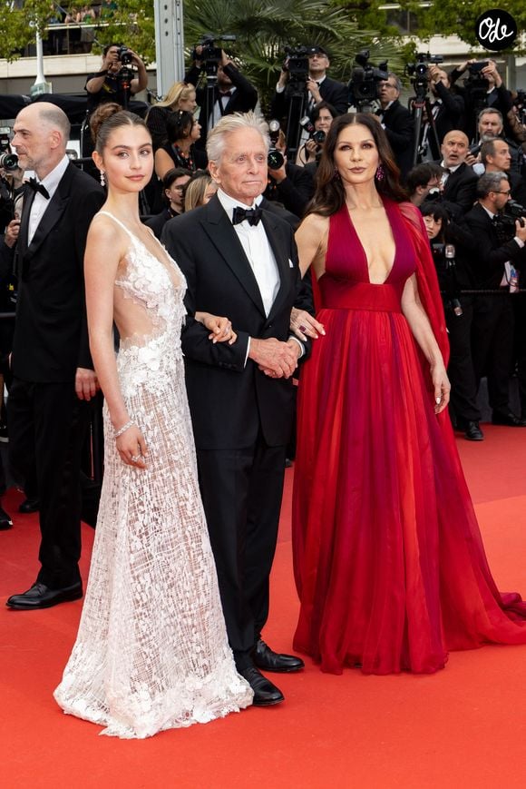 Michael Douglas, sa femme Catherine Zeta-Jones et leur fille Carys - Montée des marches du film « Jeanne du Barry » pour la cérémonie d’ouverture du 76ème Festival International du Film de Cannes, au Palais des Festivals à Cannes. Le 16 mai 2023
© Jacovides-Moreau / Bestimage