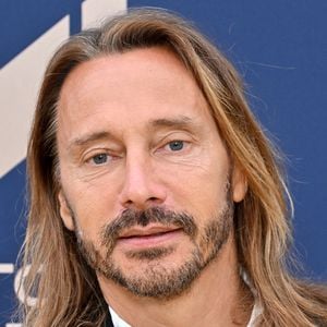 Mais qu'a fait Bob Sinclar à son visage ?
Bob Sinclar - 10ème édition du Gala de Charité de Patrick Mouratoglou à l'Académie Mouratoglou à Biot Sophia Antipolis.
Le Mouratoglou Annual Charity Gala est organisé chaque année pour lever des fonds au profit la Fondation Champ'Seed, créée par Patrick Mouratoglou en 2014 afin de soutenir les talents les plus prometteurs du tennis et les aider à atteindre le plus haut niveau international. Depuis son lancement, la Fondation de Patrick Mouratoglou a déjà permis de lever plus de 5 millions d'euros. 
Parmi les talents aidés par la fondation, on compte Stefanos Tsitsipas, Coco Gauff, vainqueur de l'US Open , et Holger Rune, actuellement numéro 12 mondial à seulement 21 ans. © Bruno Bebert/Bestimage