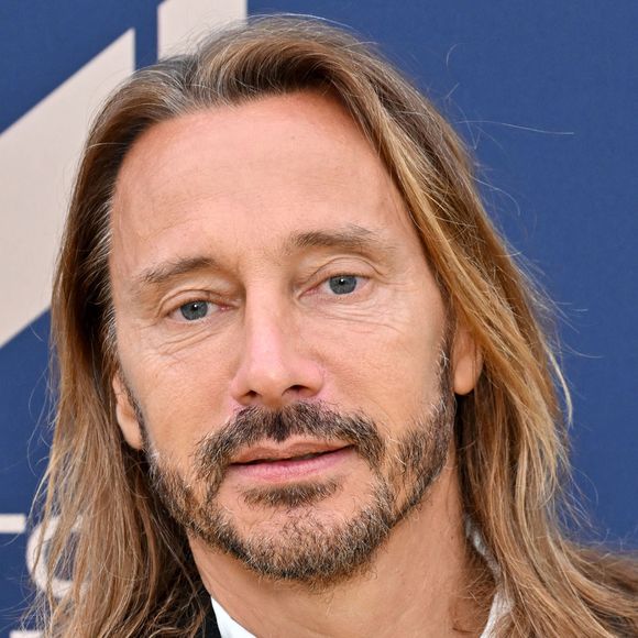 Mais qu'a fait Bob Sinclar à son visage ?
Bob Sinclar - 10ème édition du Gala de Charité de Patrick Mouratoglou à l'Académie Mouratoglou à Biot Sophia Antipolis.
Le Mouratoglou Annual Charity Gala est organisé chaque année pour lever des fonds au profit la Fondation Champ'Seed, créée par Patrick Mouratoglou en 2014 afin de soutenir les talents les plus prometteurs du tennis et les aider à atteindre le plus haut niveau international. Depuis son lancement, la Fondation de Patrick Mouratoglou a déjà permis de lever plus de 5 millions d'euros. 
Parmi les talents aidés par la fondation, on compte Stefanos Tsitsipas, Coco Gauff, vainqueur de l'US Open , et Holger Rune, actuellement numéro 12 mondial à seulement 21 ans. © Bruno Bebert/Bestimage