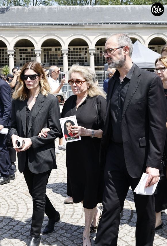 Une cérémonie marquée par les larmes des stars et le symbole déchirant d'une famille endeuillée.

Chiara Mastroianni et sa mère Catherine Deneuve aux obsèques de M.Satrapi au Crématorium du Père-Lachaise à Paris, le 19 juin 2026. 
© Cyril Moreau / Bestimage