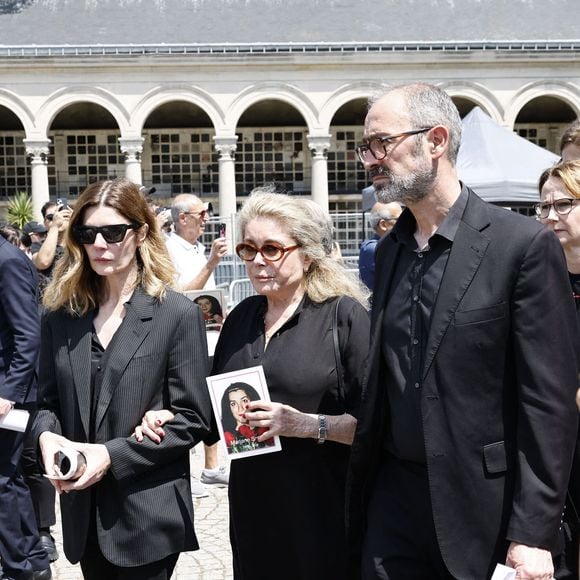 Une cérémonie marquée par les larmes des stars et le symbole déchirant d'une famille endeuillée.

Chiara Mastroianni et sa mère Catherine Deneuve aux obsèques de M.Satrapi au Crématorium du Père-Lachaise à Paris, le 19 juin 2026. 
© Cyril Moreau / Bestimage